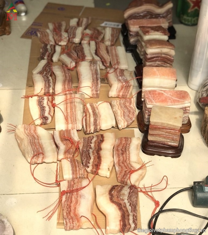 Viên đá thịt lợn như được "tô màu" bởi các khoáng chất tự nhiên. 