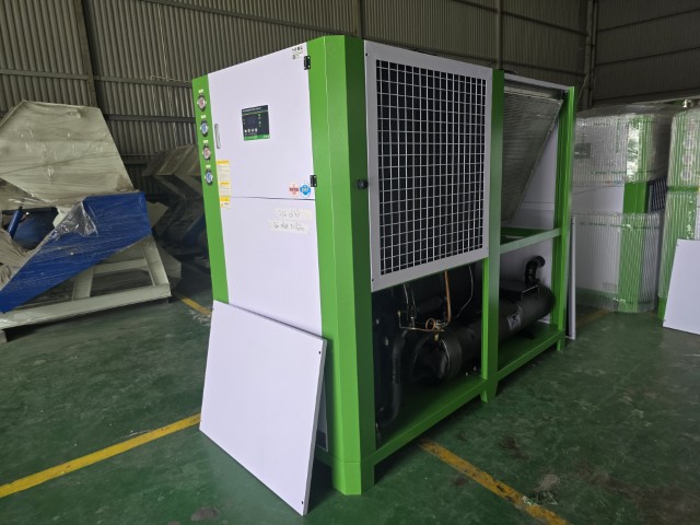vai-tro-cua-chiller-lam-lanh-nuoc-trong-nganh-nhua