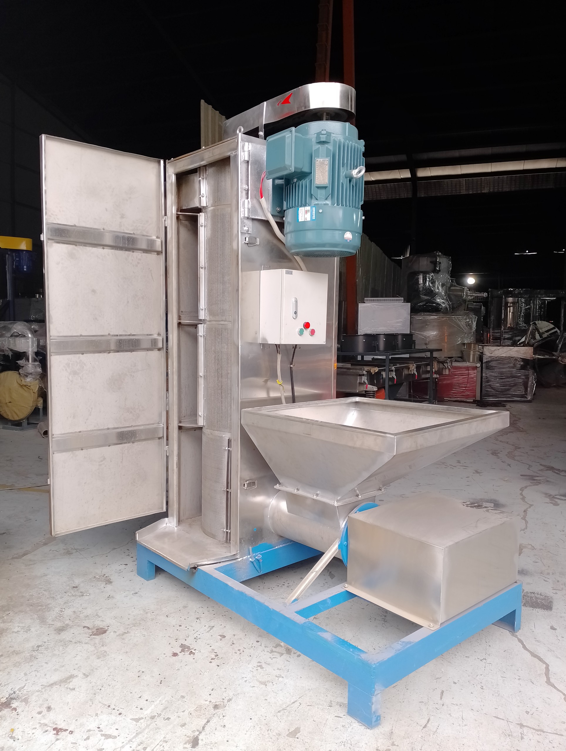 may-vat-nhua-ly-tam-trong-he-thong-tai-che-nhua