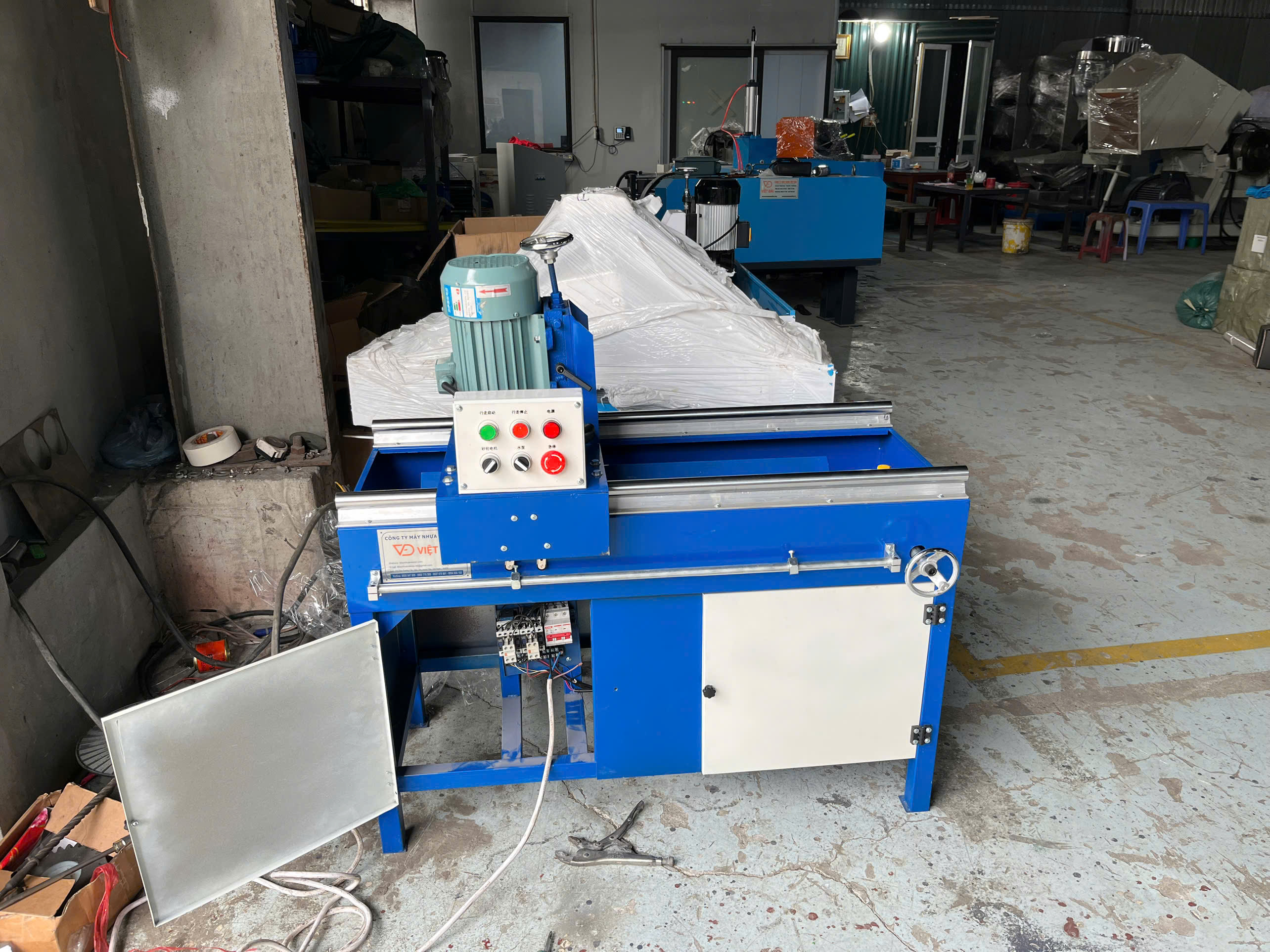 huong-dan-chi-tiet-cach-van-hanh-may-mai-dao-bam-nhua