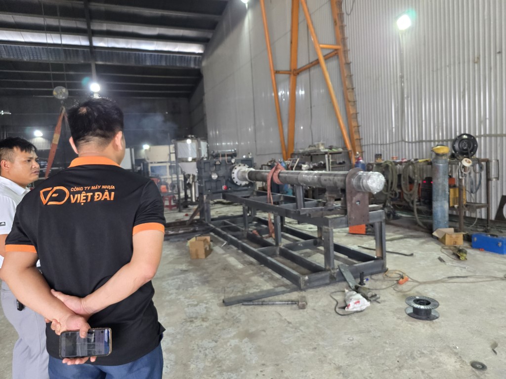 Đội ngũ giám sát máy tạo hạt nhựa tại Việt Nam