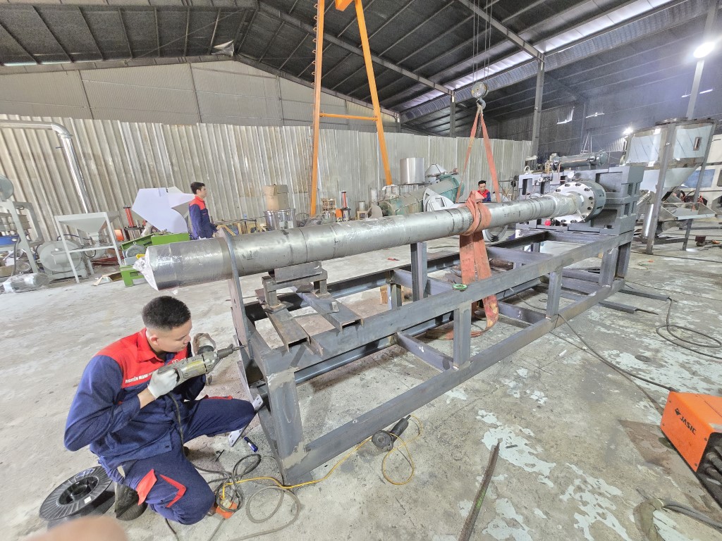 Kỹ thuật viên sản xuất máy tạo hạt nhựa tại Việt Nam