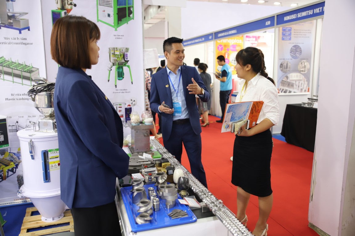 Chăm sóc khách hàng tại triển lãm HanoiPlas 2024