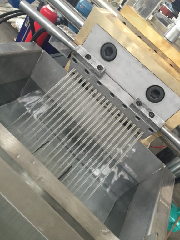 Sợi nhựa trước khi trải qua quá trình cắt hạt