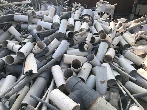 Ống nước PVC phế liệu sau quá trình xây dựng