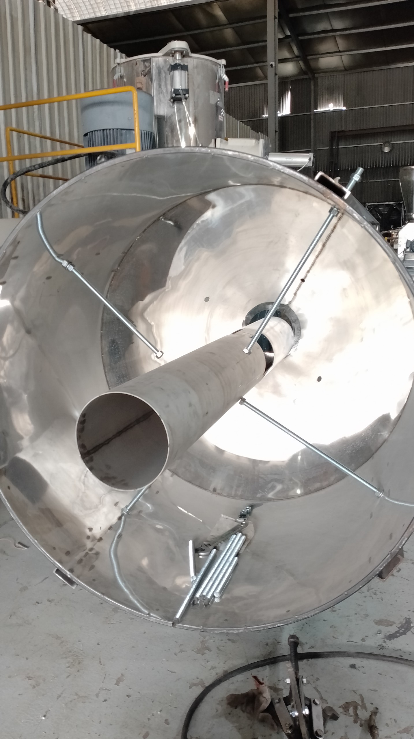 Cấu tạo bên trong của thùng trộn sấy nhựa