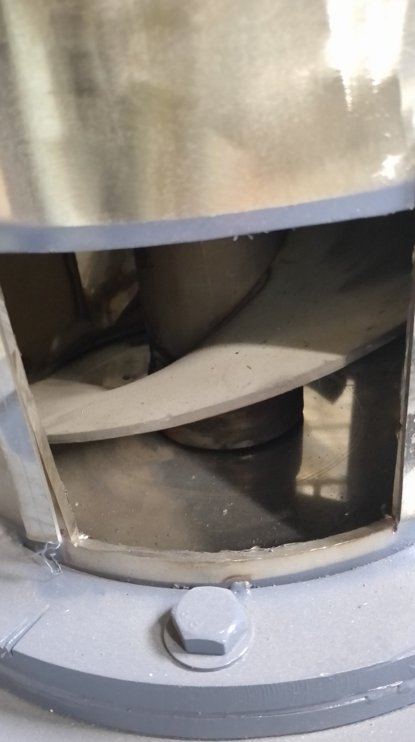 1 góc của cánh trộn trong thùng trộn sấy nhựa