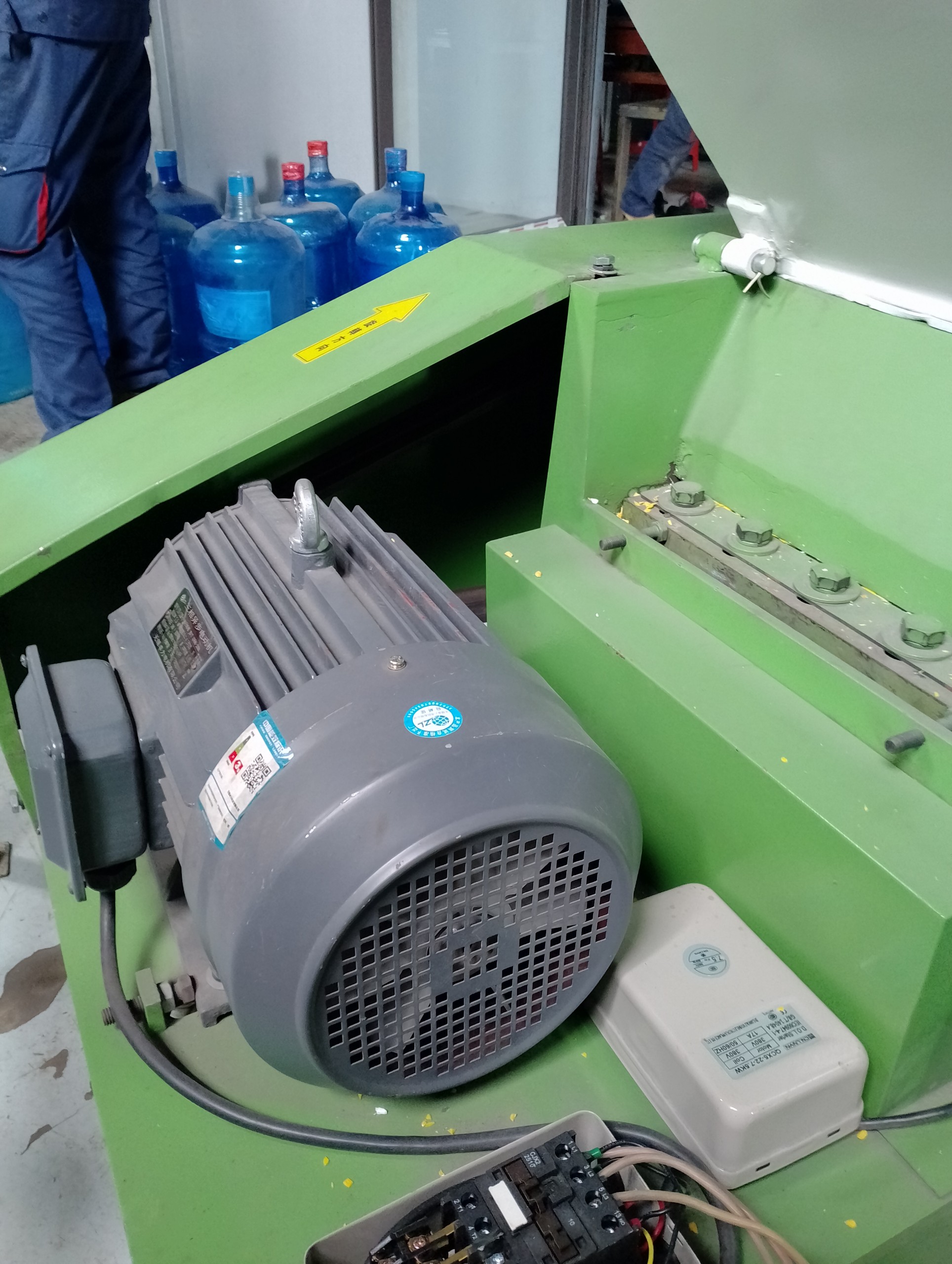động cơ (motor) của máy băm nhựa 4 tấc, mũi tên màu vàng cho biết chiều quay của trục động cơ