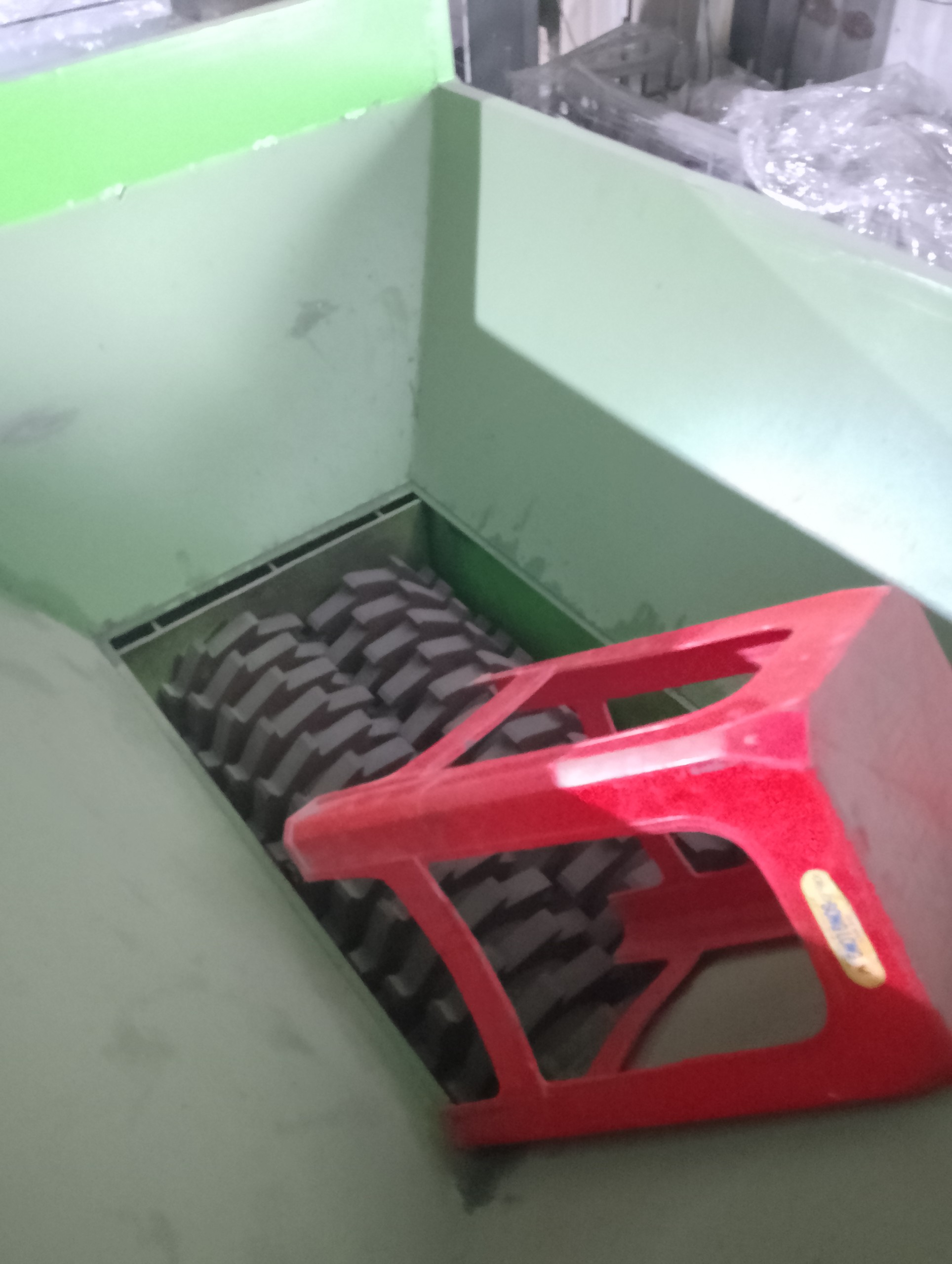 Kích cỡ cửa cấp liệu khi so sánh với 1 chiếc ghế nhựa 
