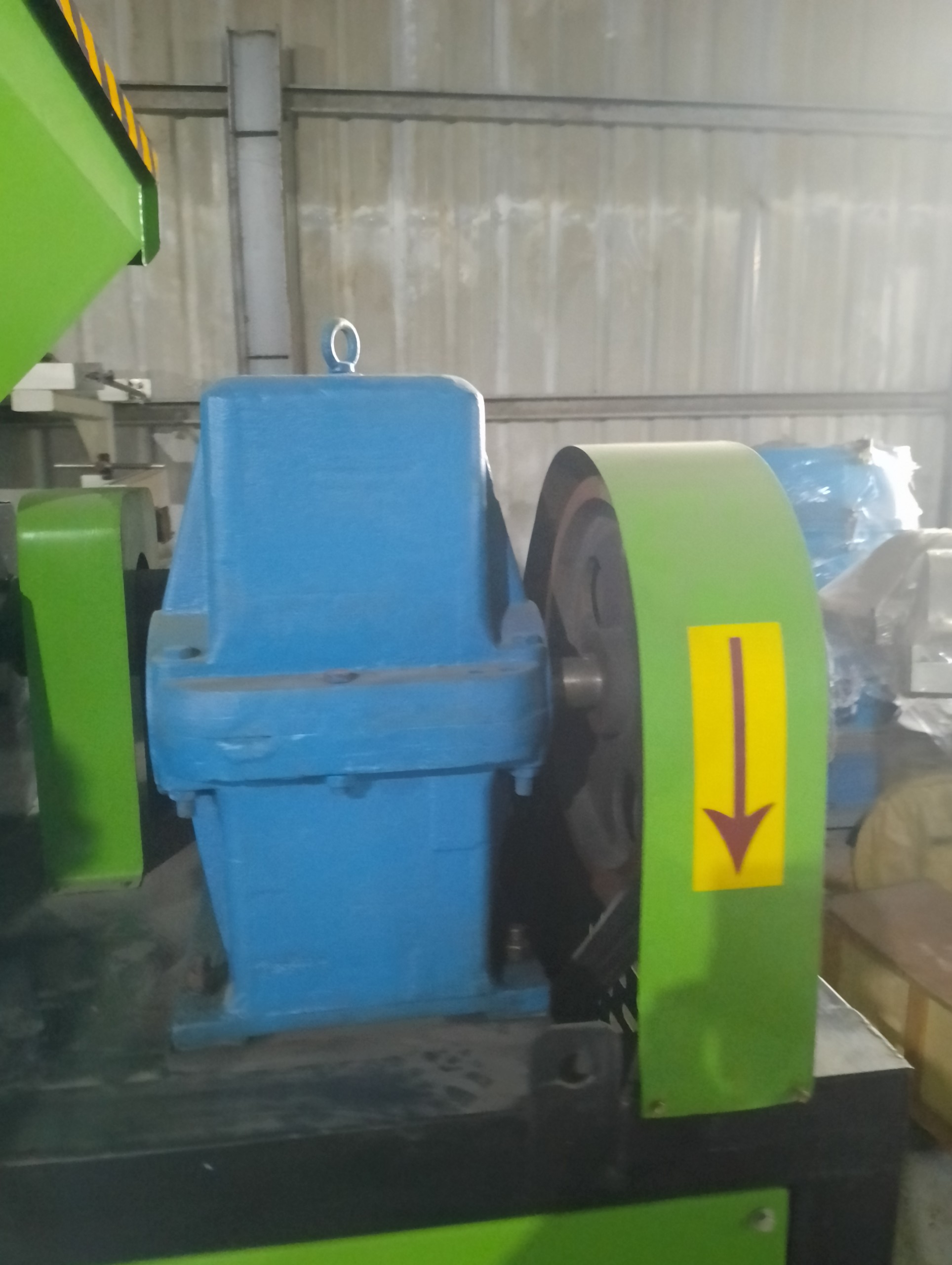 bánh đà và hộp số máy băm nhựa dạng chậm