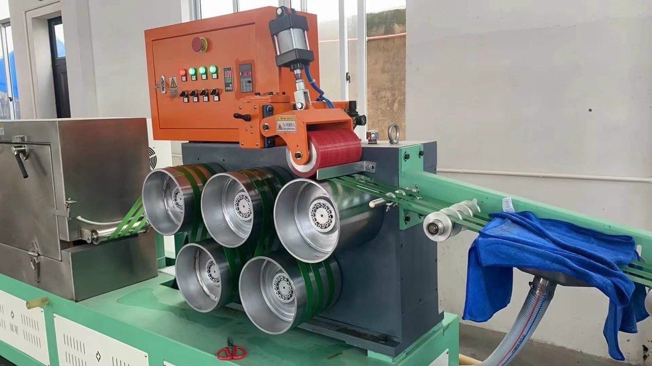Máy kéo trong hệ thống sản xuất đai nhựa PET