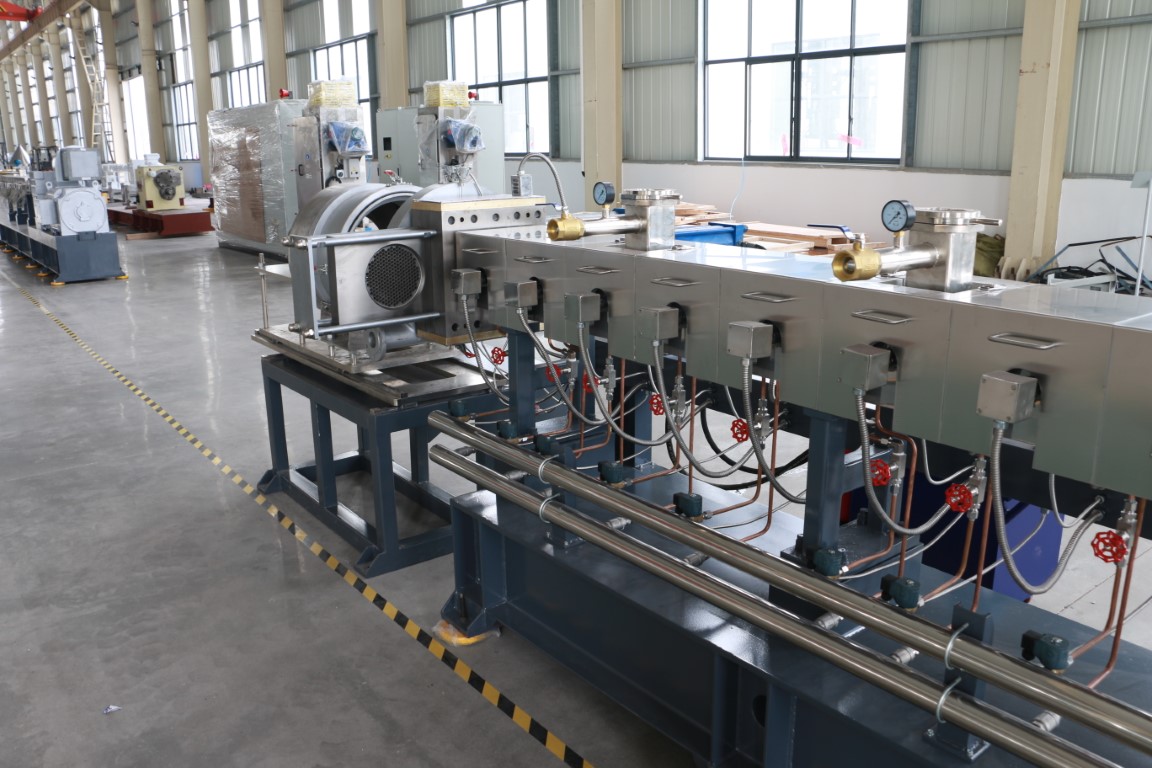 máy đùn tạo hạt đi kèm máy cắt vòng nước