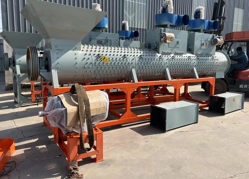 Máy tách nhãn mác của hệ thống tạo hạt nhựa PET tái sinh.