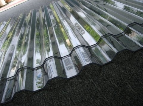 Ảnh chứa tấm nhựa polycarbonate thành phẩm, sử dụng công thức phối trộn nguyên liệu đặc biệt độc quyền.