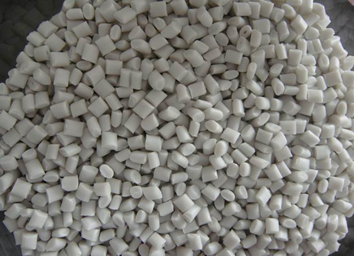 Hạt nhựa PVC trong sản xuất ống nước, đã được pha trộn 20% hạt nhựa tái sinh