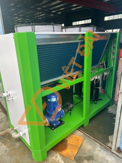Chiller khí trong tình trạng đã tháo vỏ ngoài