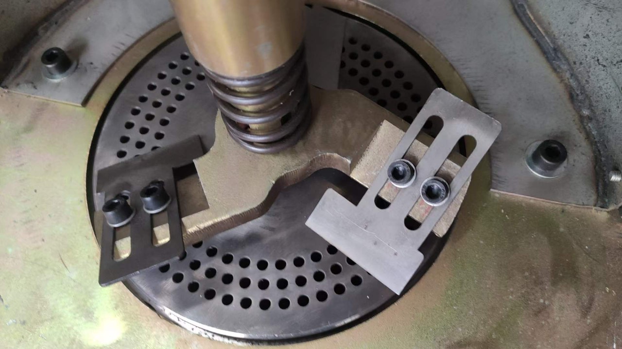 Đầu khuôn cắt hạt nhựa dạng lưỡi quay