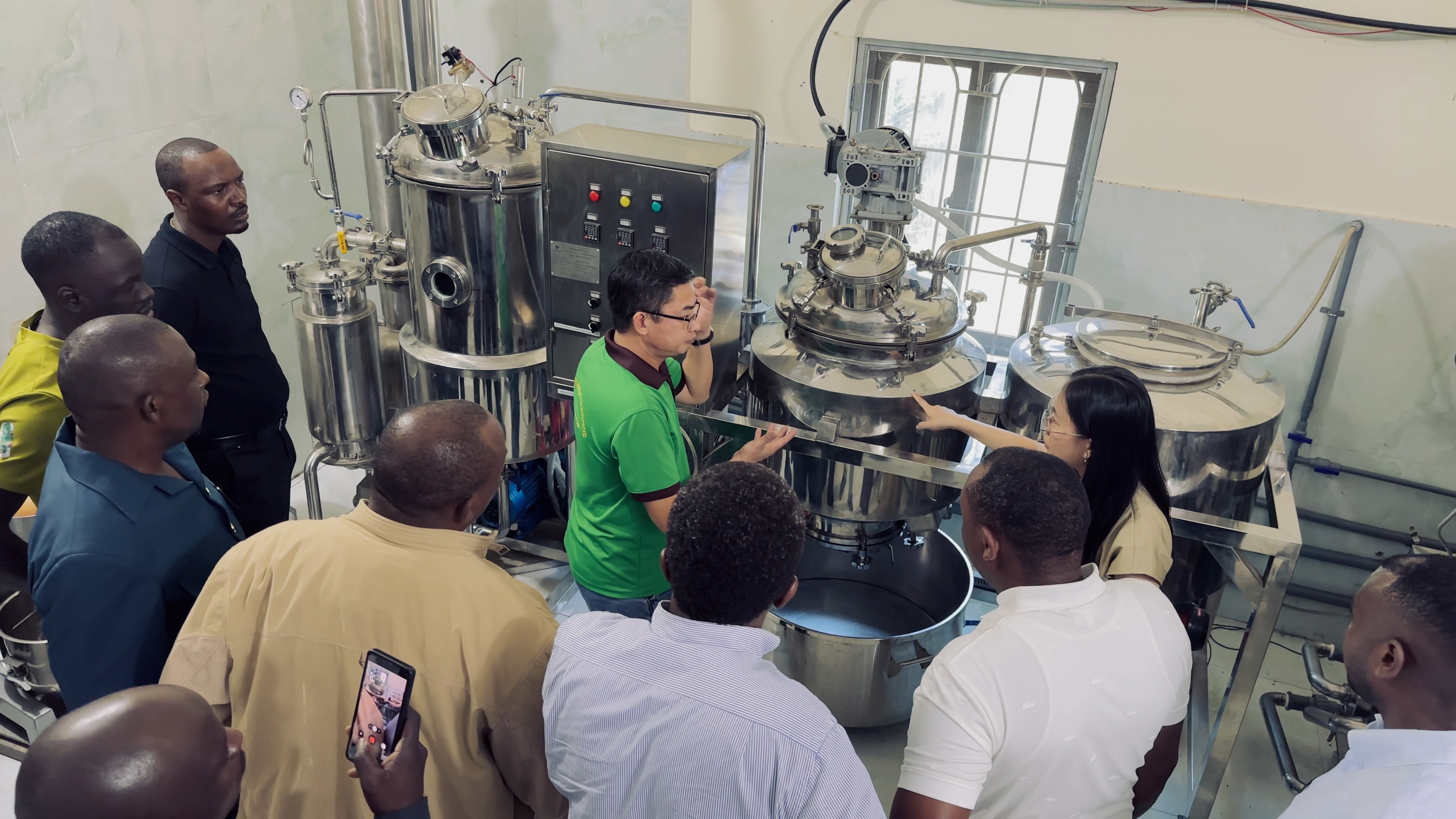 lien-doan-thuong-mai-va-cong-nghiep-viet-nam-vcci-va-dai-dien-inspire-africa-cof