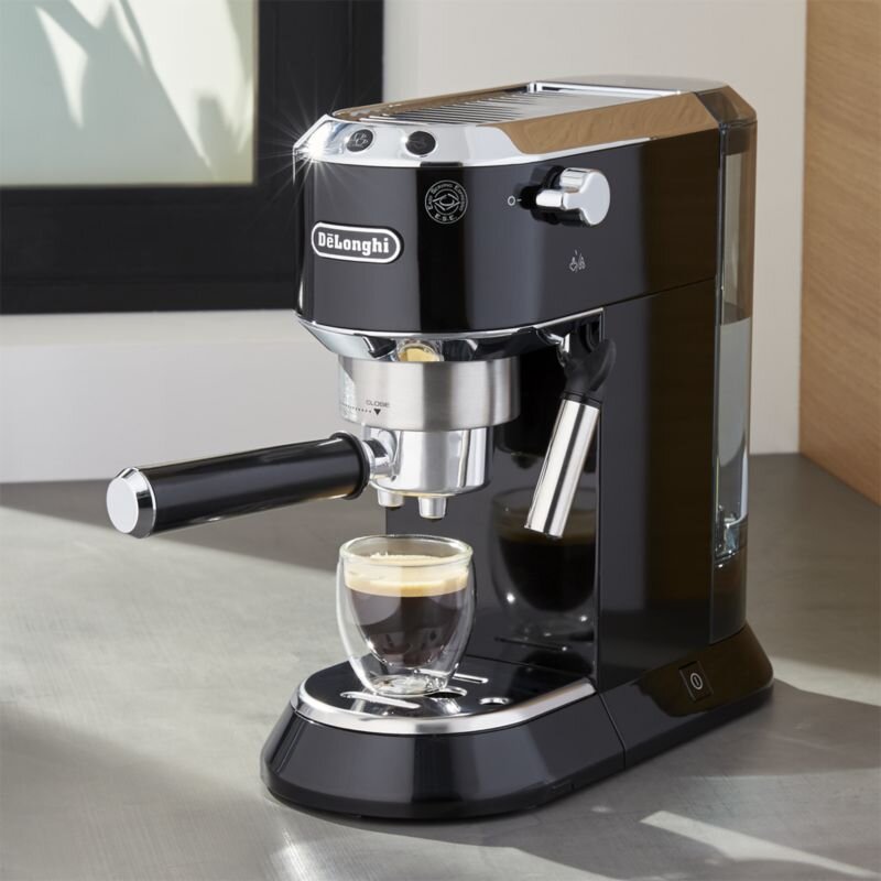 Barista tại gia với một chiếc máy pha cà phê mini