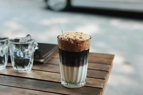 Cà Phê Bạc Xỉu Lạnh – Ngọt Nhẹ Mát Lòng Ngày Nắng Nóng