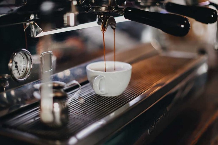 Cách pha cà phê Espresso chuẩn như Barista
