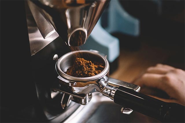 Có nên đầu tư máy xay cà phê tự động không? Ưu và nhược điểm cần biết