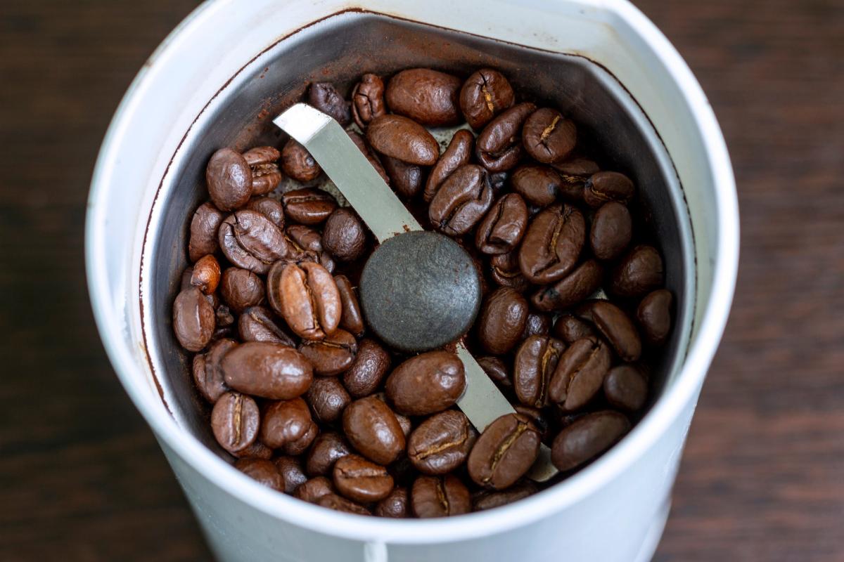 Độ mịn khi xay cà phê hạt ảnh hưởng thế nào đến cách pha