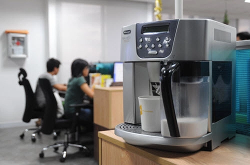 Lợi ích của máy pha cafe văn phòng đối với môi trường làm việc
