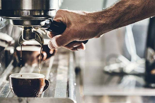 Máy pha cà phê ra nước quá nhiều, cà phê bị loãng – Lý do và cách điều chỉnh