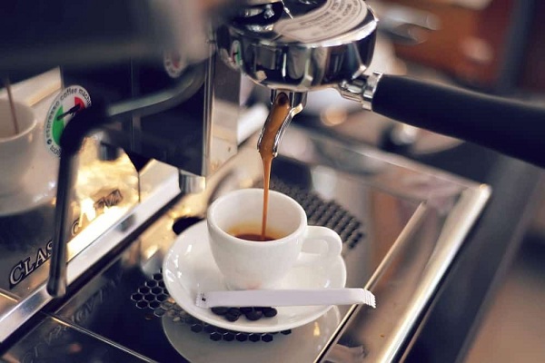Tại sao máy xay cà phê là vật dụng không thể thiếu với người yêu cà phê?