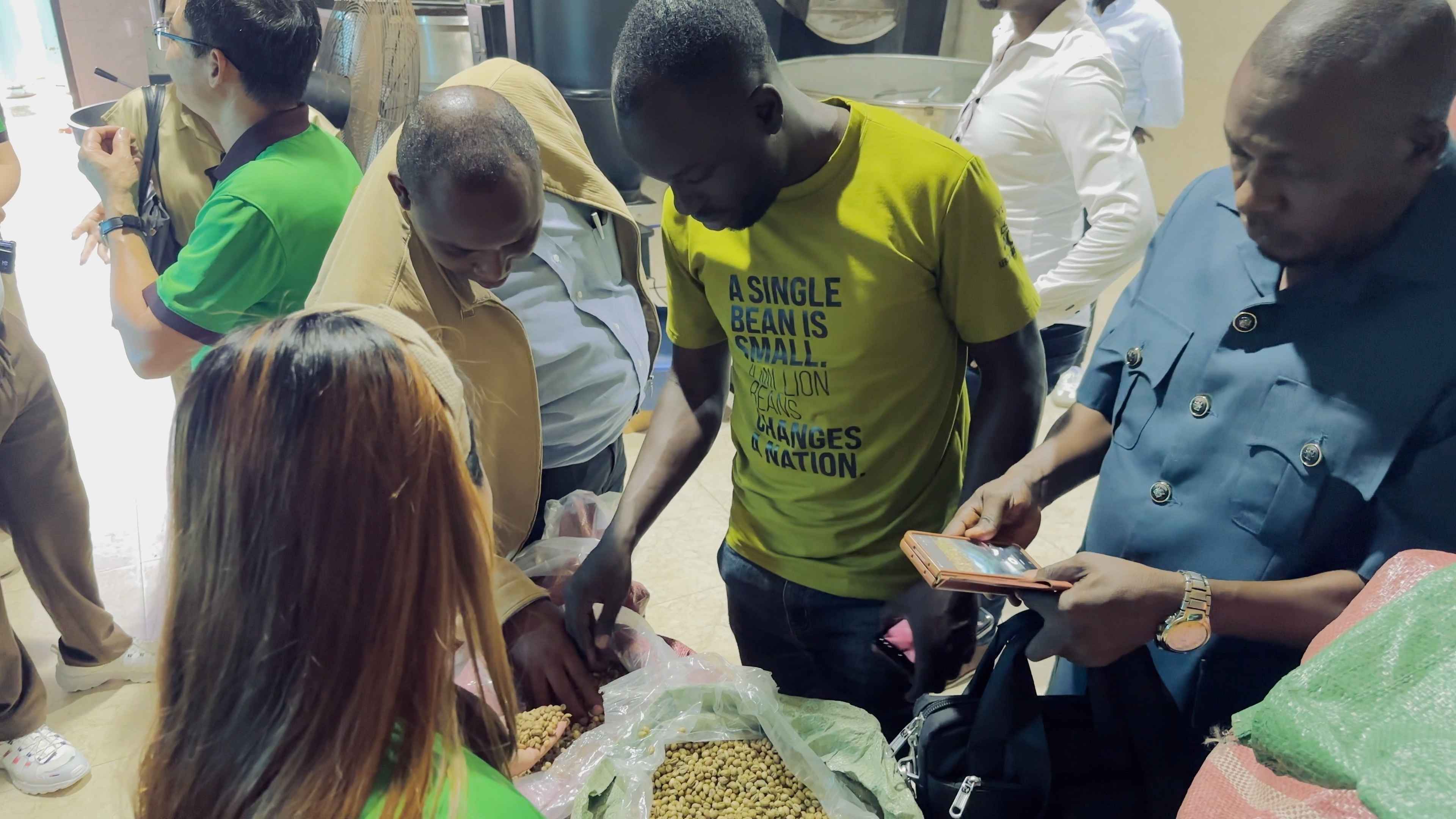 Uganda ghé thăm nhà máy 