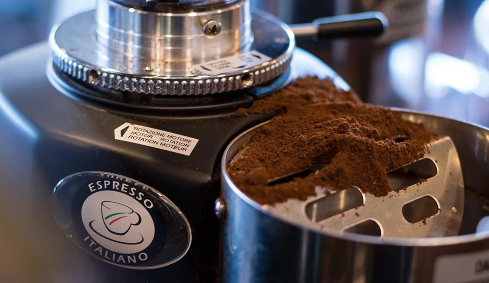 Vệ sinh máy xay cà phê như thế nào để luôn bền và sạch