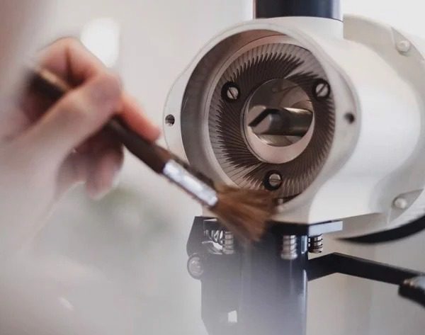 Vệ sinh máy xay cà phê như thế nào để luôn bền và sạch