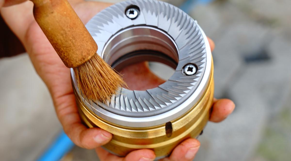 Vệ sinh máy xay cà phê như thế nào để luôn bền và sạch