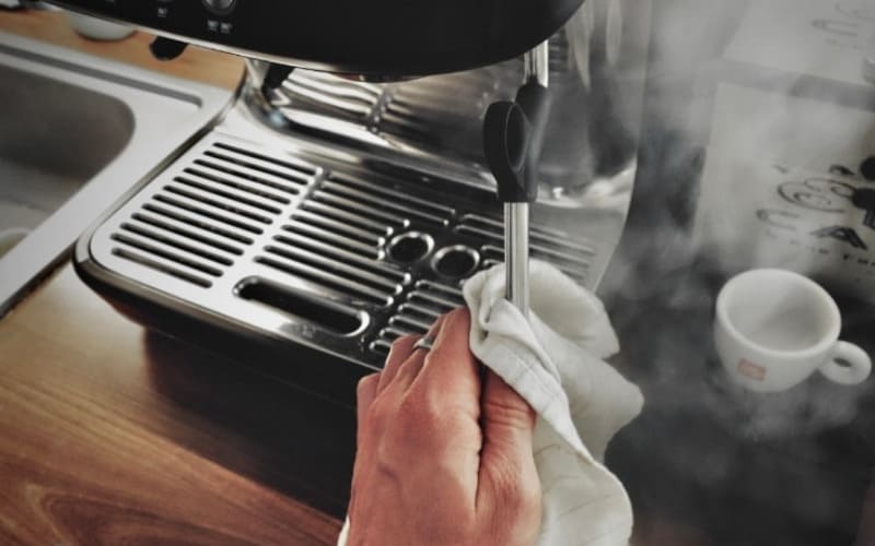 Vệ sinh máy pha cà phê