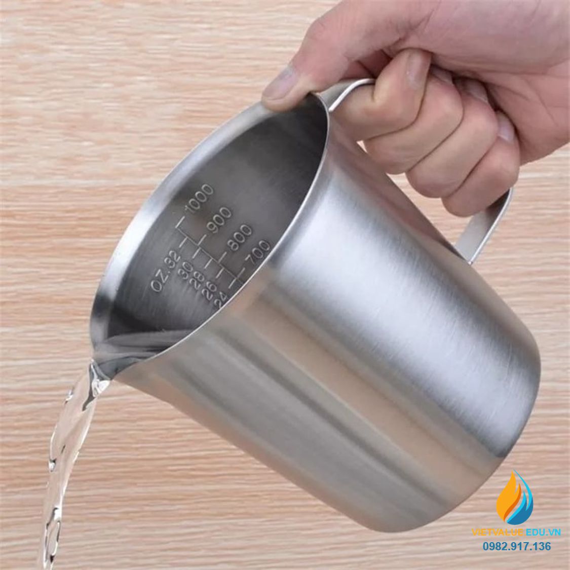 Ca inox 304 có chia vạch, có tay cầm, có mỏ, dung tích 1000ml VIETVALUE