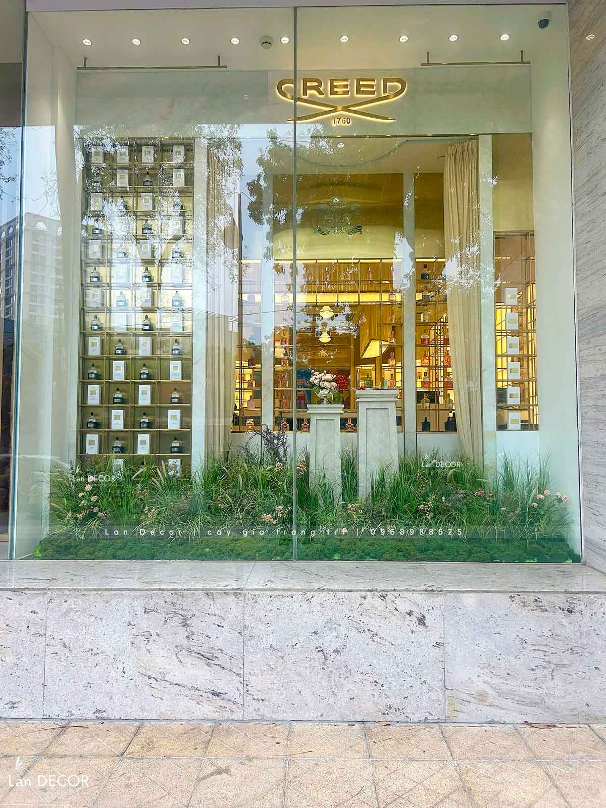 Tiểu Cảnh Lau Giả Decor Không Gian Cửa Hàng Nước Hoa Sang Trọng