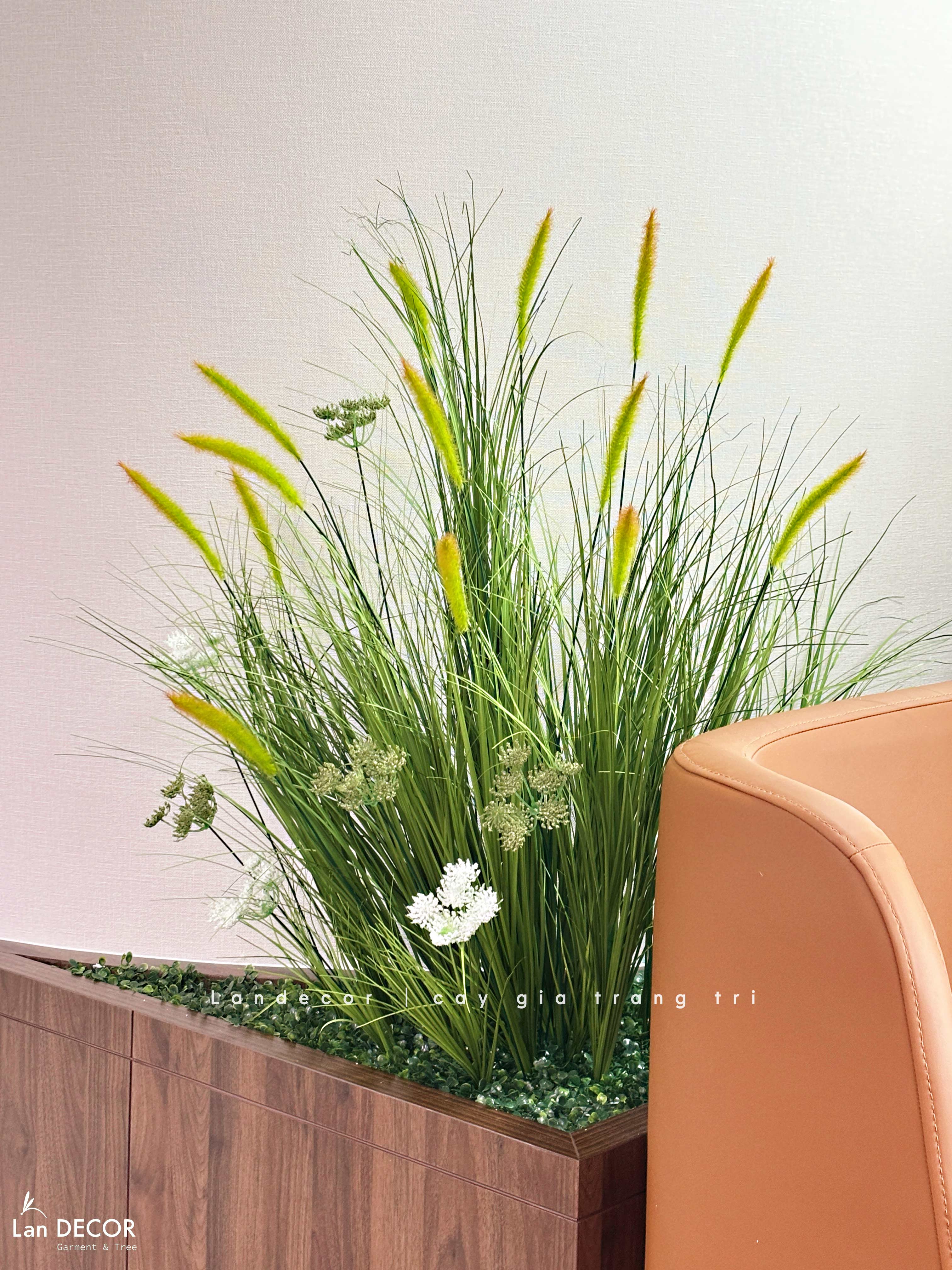 Thiết Kế, Thi Công Tiểu Cảnh Lau Giả Trang Trí Không Gian Văn Phòng Làm Việc