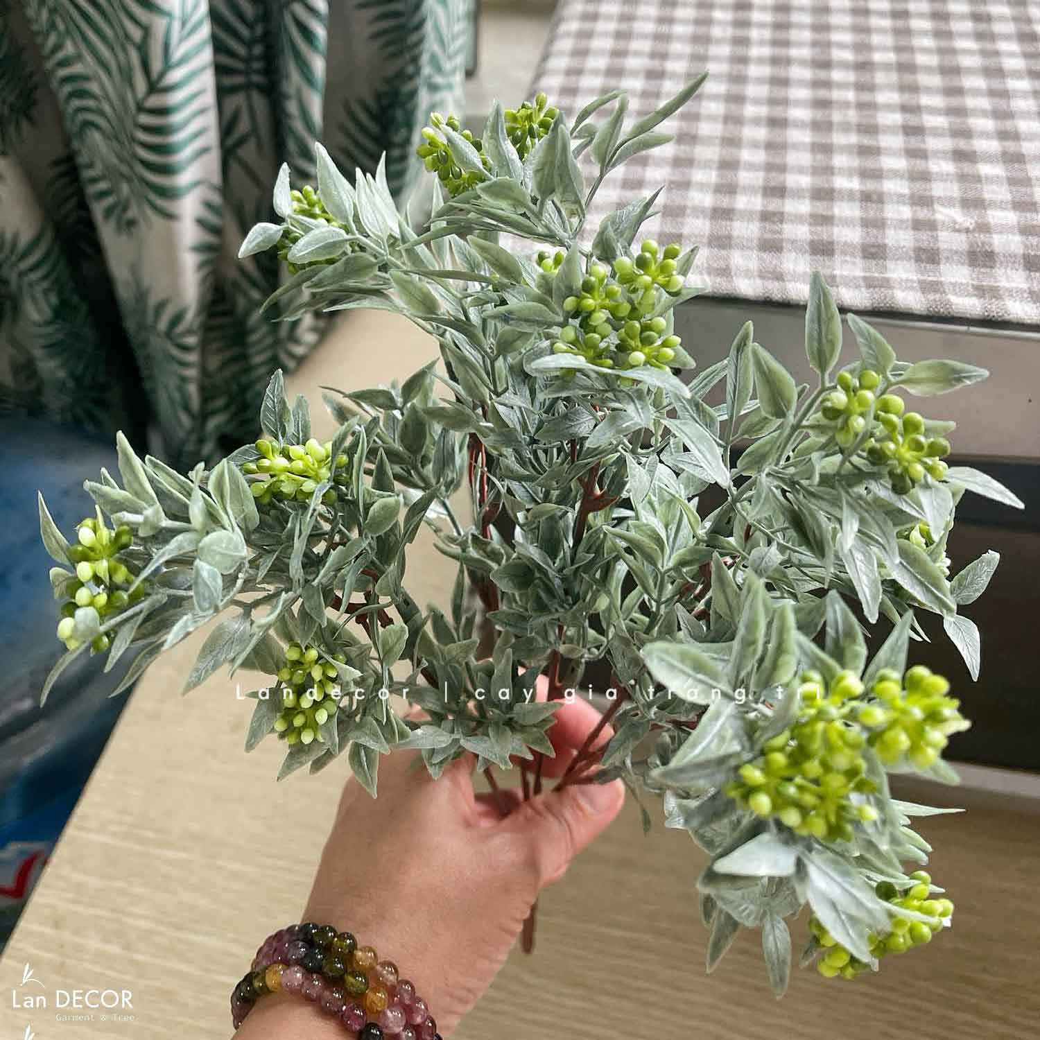 Cành Lá Giả Trang Trí- Cành Lá Ngải Cứu Có Hoa Cắm Mix Tường Cây Xanh (5 nhánh, 33cm)- HC1349