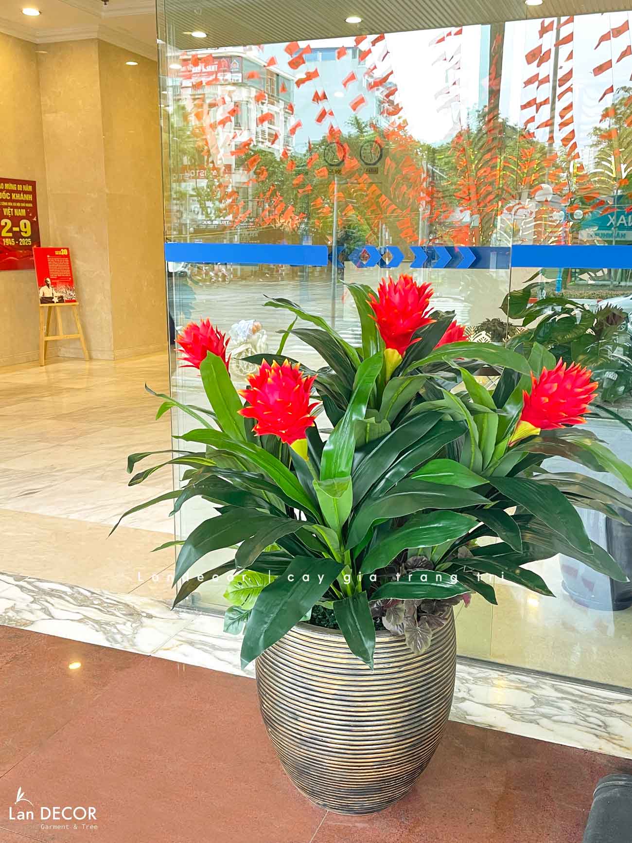 Cây Giả Decor- Cây Phát Lộc Hoa Đỏ Trang Trí Không Gian Sống Động (cao 120cm, tán 65cm)- CC1132