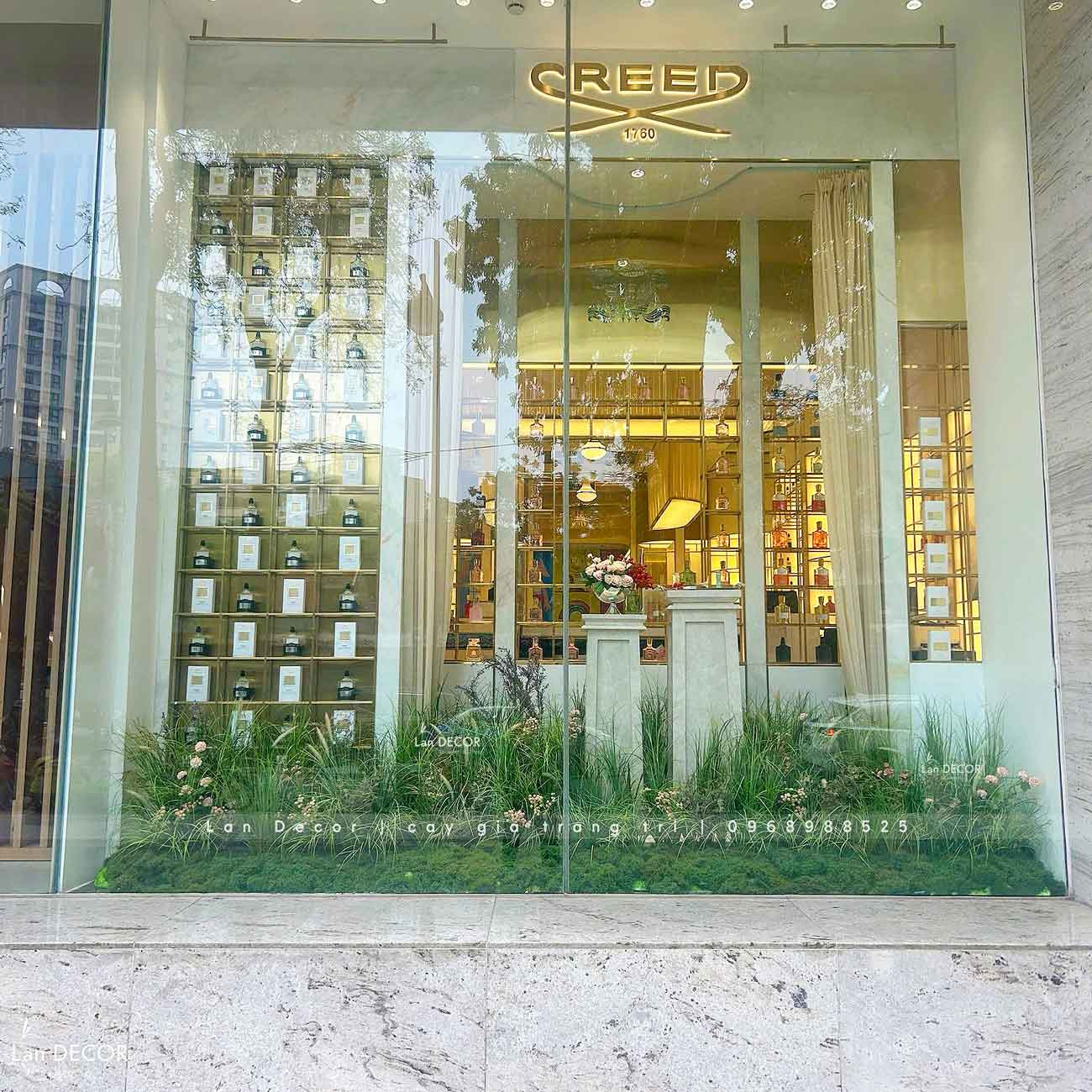 Tiểu Cảnh Lau Giả Decor Không Gian Cửa Hàng Nước Hoa Sang Trọng