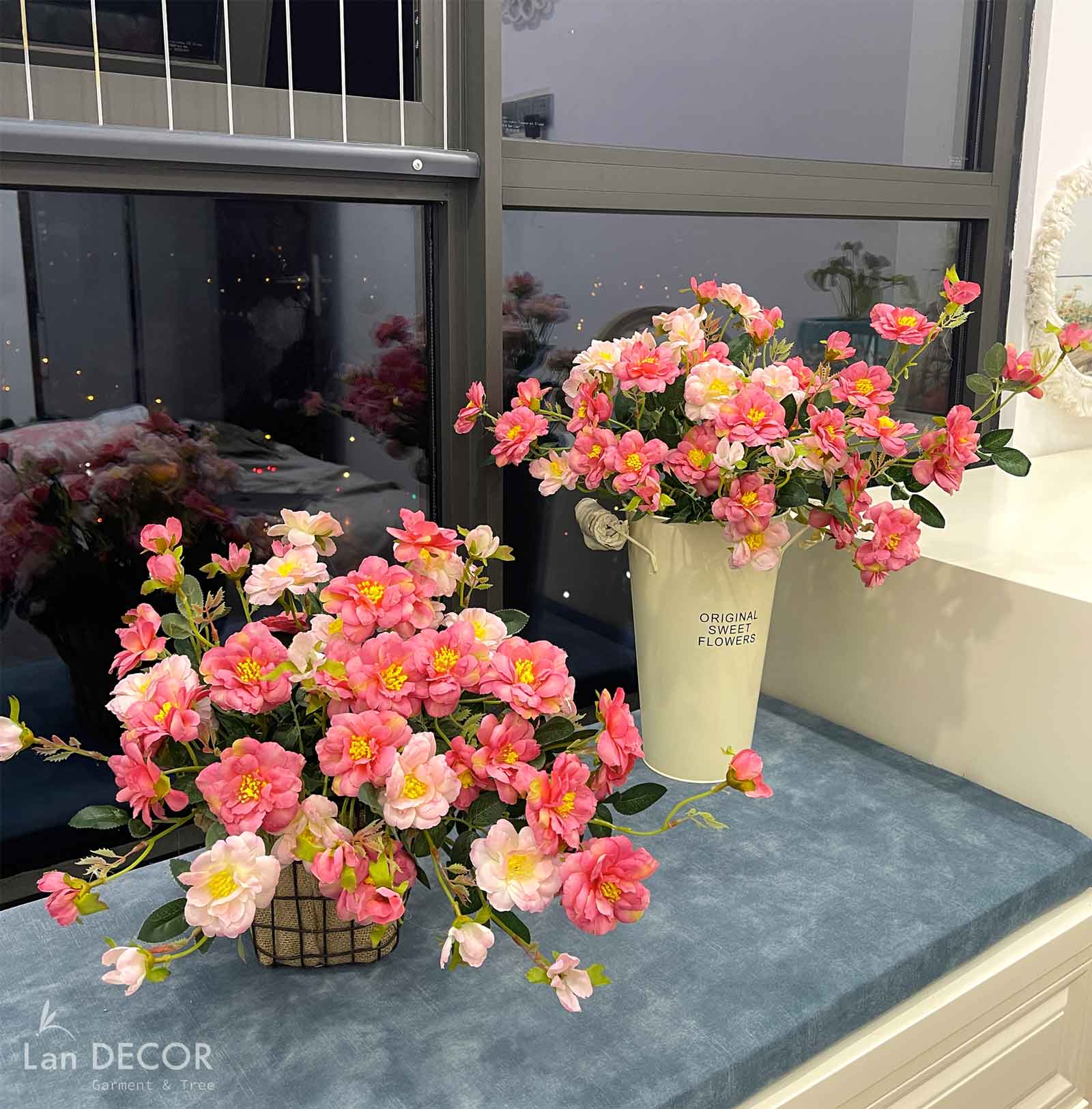 GIỎ HOA HỒNG ĐỂ BÀN TRANG TRÍ ĐẸP DỊU DẢNG- CC837