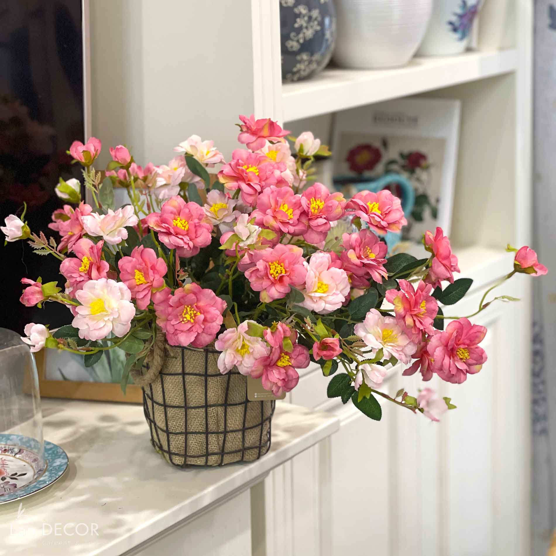 GIỎ HOA HỒNG ĐỂ BÀN TRANG TRÍ ĐẸP DỊU DẢNG- CC837