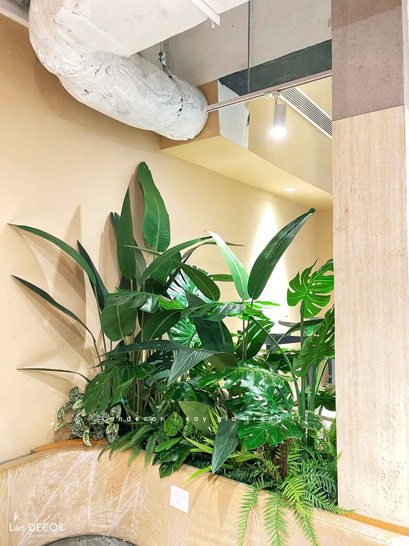 Tiểu Cảnh Quán Cafe- Mẫu Tiểu Cảnh Cây Giả Thiết Kế Quán Cafe Xanh Độc Đáo