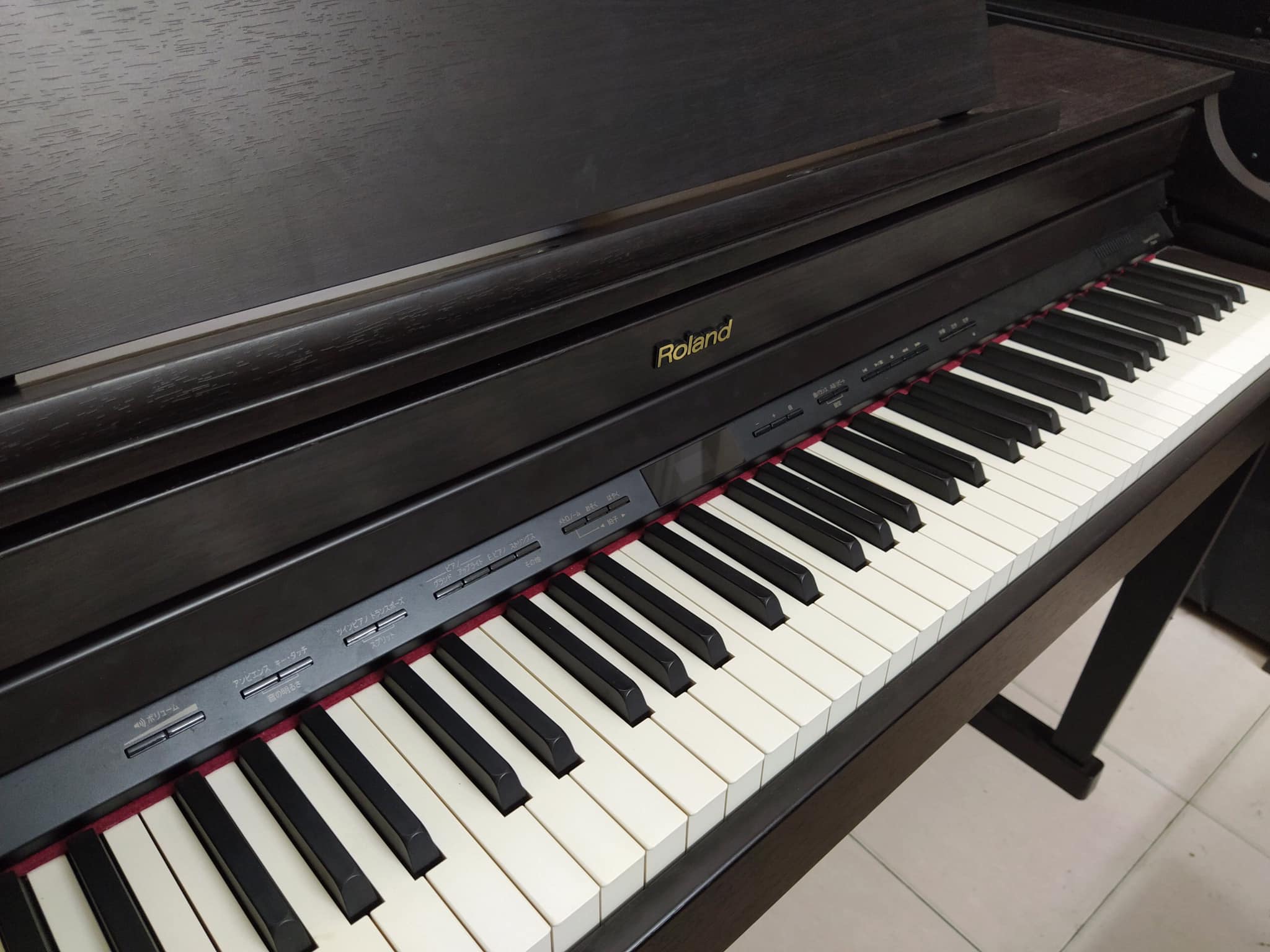 dan-piano-roland-hp506-am-thanh-chan-thuc-thiet-ke-nho-gon-sang-trong