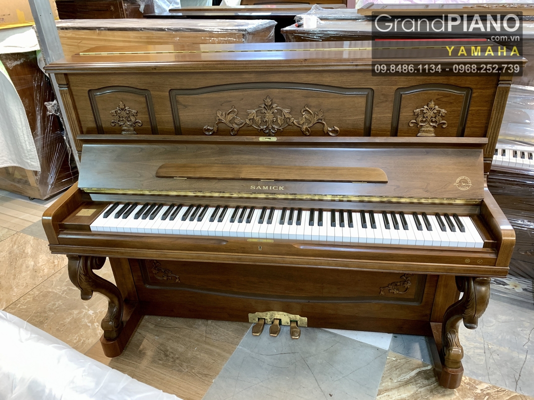 dan-piano-samick-sm6000sa-thiet-ke-sang-trong-trong-hoang-gia-phuong-tay