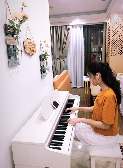 doi-ban-tay-cua-nguoi-nghe-si-cham-vao-phim-nay-hay-phim-khac-tren-cay-piano-tao