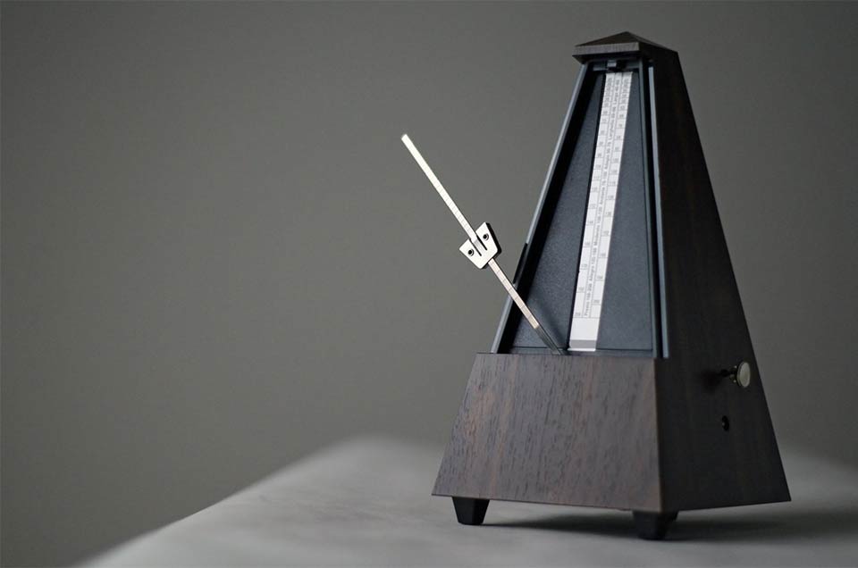 metronome-ban-dong-hanh-khong-the-thieu-cua-nguoi-choi-dan-piano