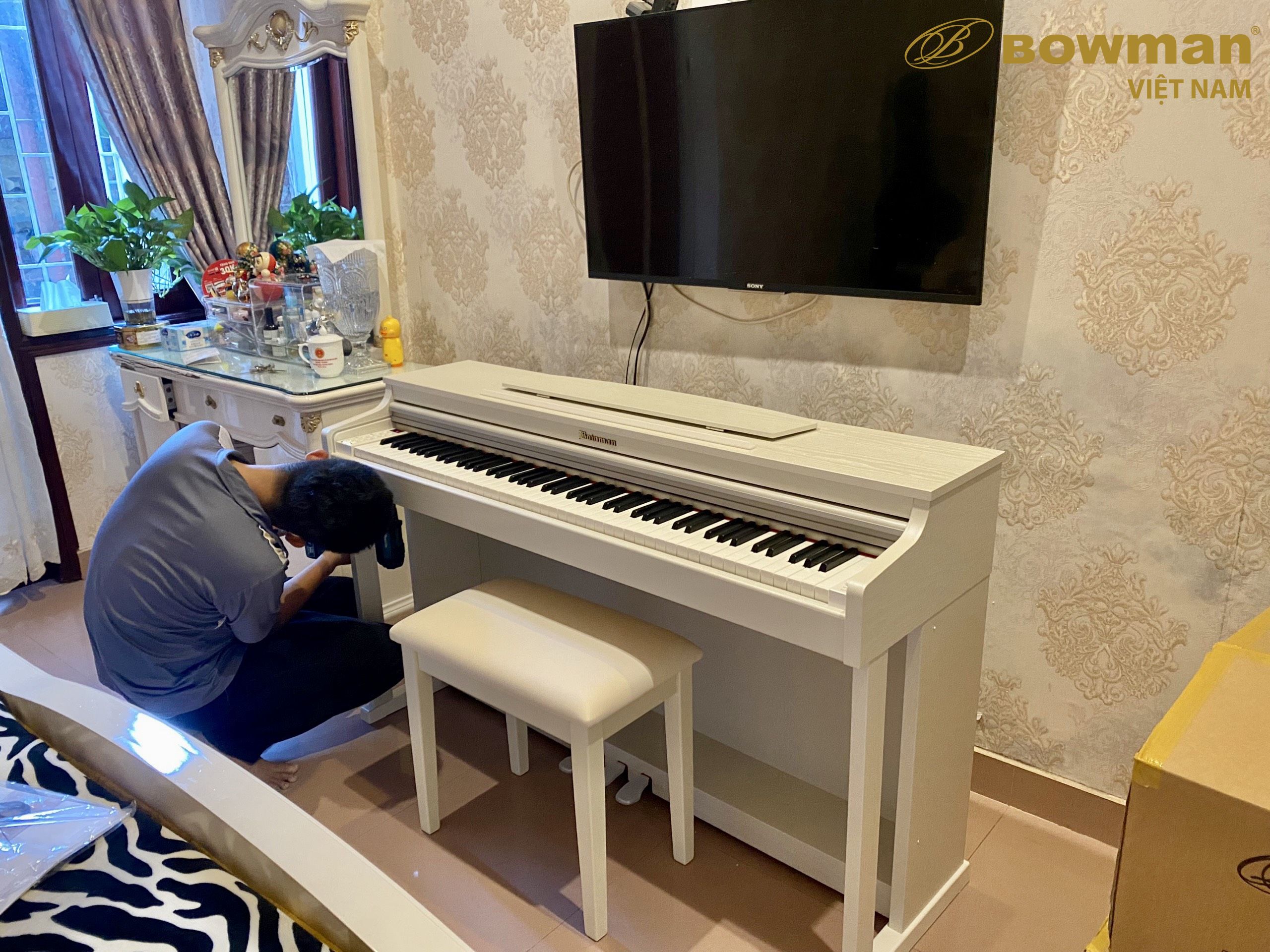 dan-piano-dien-moi-bowman-cx350-mau-trang-dau-tien-tai-viet-nam-ve-den-nha-khach