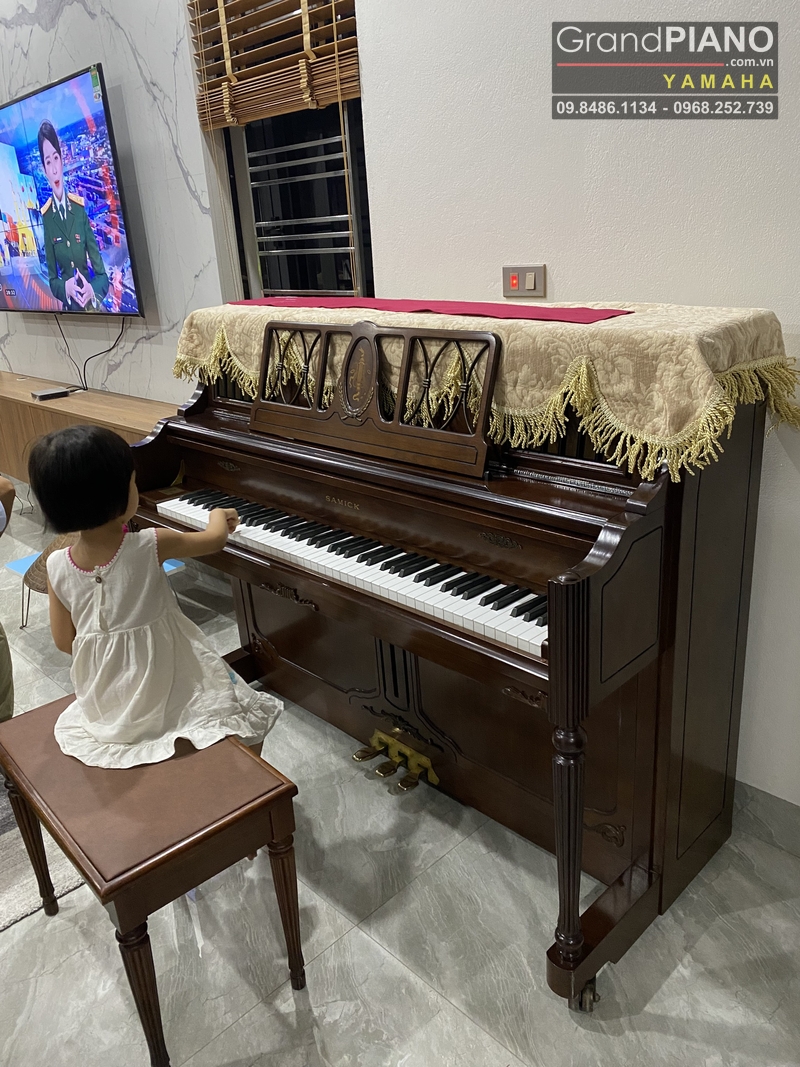 dan-piano-samick-mau-go-tram-am-thanh-cuc-day-dan-ket-hop-voi-khong-gian-noi-tha